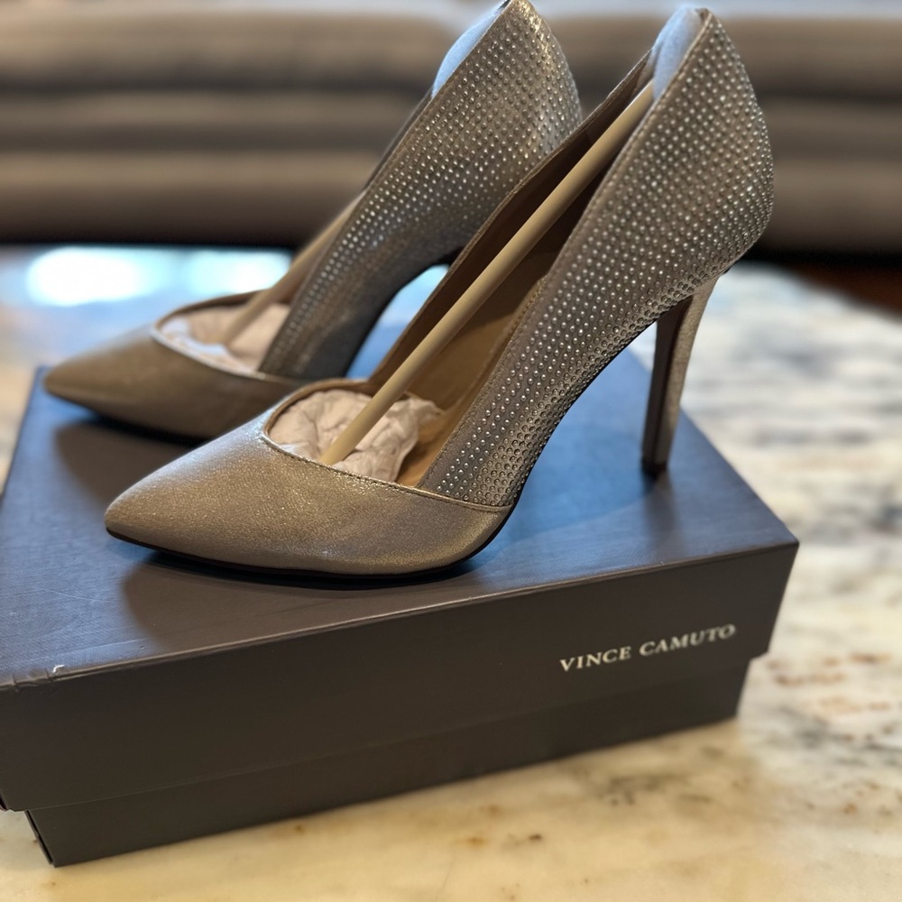 Vince Camuto Silver
#promshoes #eveningheels #weddingshoes